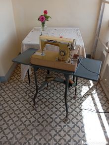 Antigüedades: MAQUINA DE COSER ANTIGUA MARCA COMMODORE DE LUXE FABRICADA EN JAPÓN - VINTAGE DE LOS AÑOS 60/70